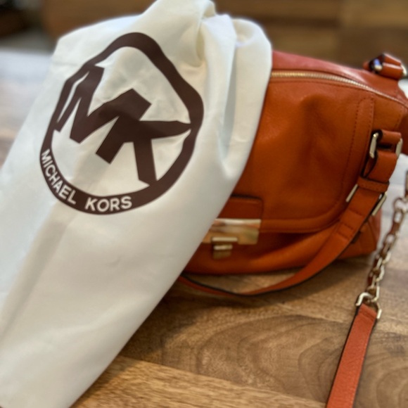 Michael Kors Shoulder/Crossbody Bag in Orange Pebble-beach Leather. - Picture 15 of 16